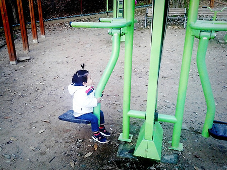 도연이가 좋아하는 약수터 놀이기구