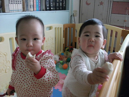 언니와 과자먹기