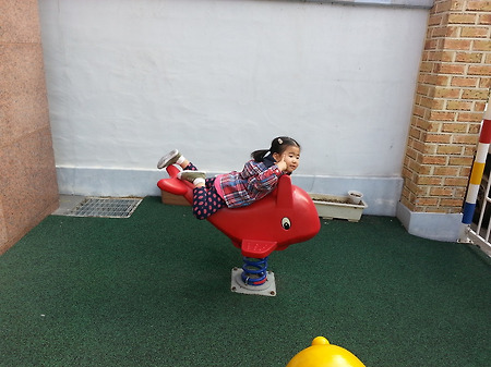 어린이집 앞에서