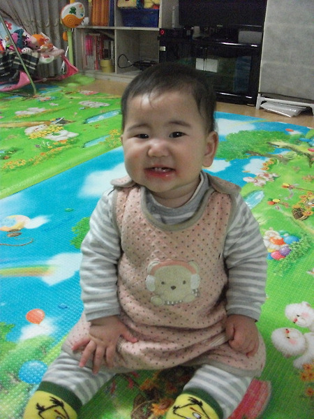 윗니도 났어요~ 히~