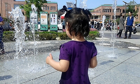 파주 롯데아울렛, 분수대에서