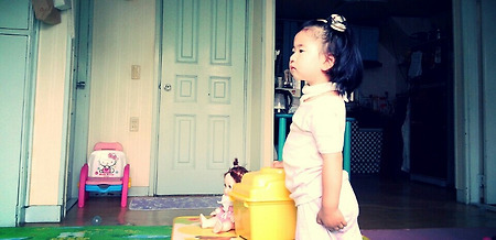 28개월 징징이 도연이 TV집중 = 평화