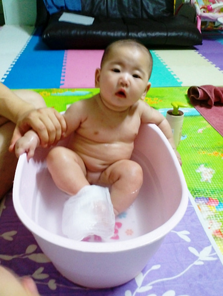 목욕중 (생후 4개월)