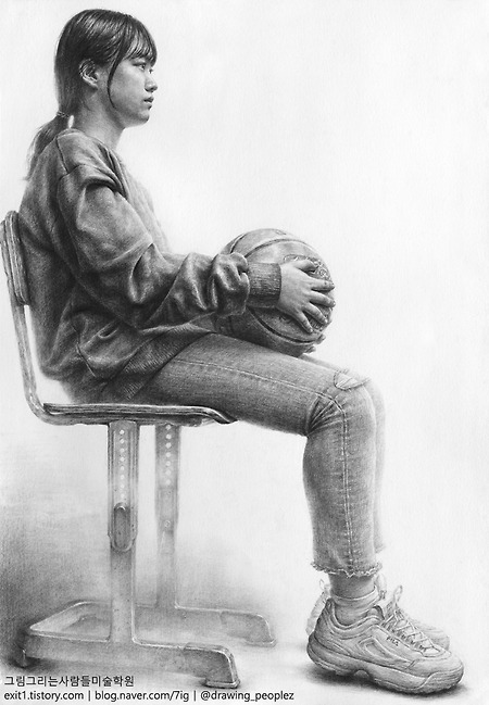 [인체·인물소묘 / 과정작] 맨투맨 티, 청바지에 흰색 운동화를 신고 농구공을 들고 있는 여성