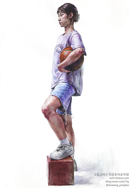 [인물·인체수채화 / 학생작] 하늘색 반팔티, 반바지를 입고 농구공을 들고 서 있는 여성
