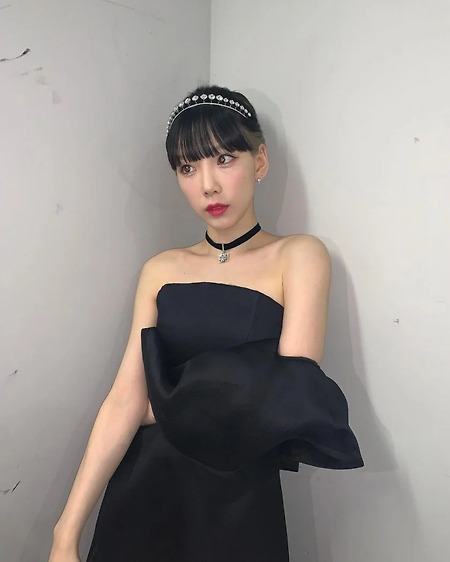 소녀시대 태연 놀라운 토요일 블랙 드레스 사진 인스타그램 업로드