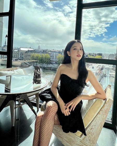 블랙핑크 지수 디올 블랙 오프숄더 드레스 인스타그램 사진