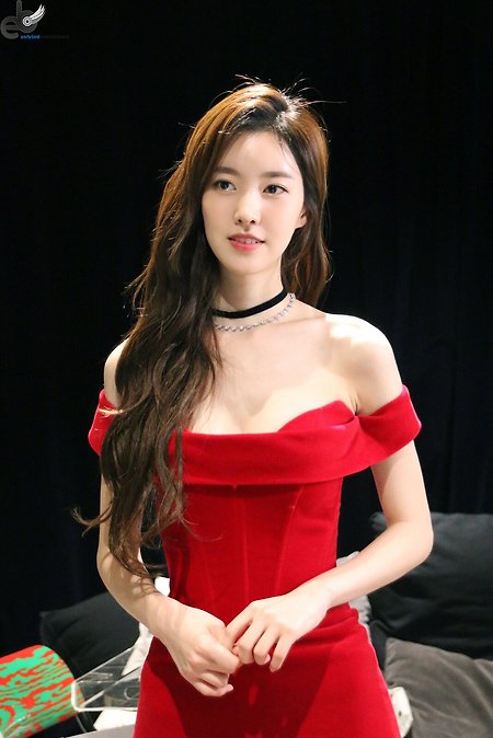 진세연 레드 오프숄더 드레스