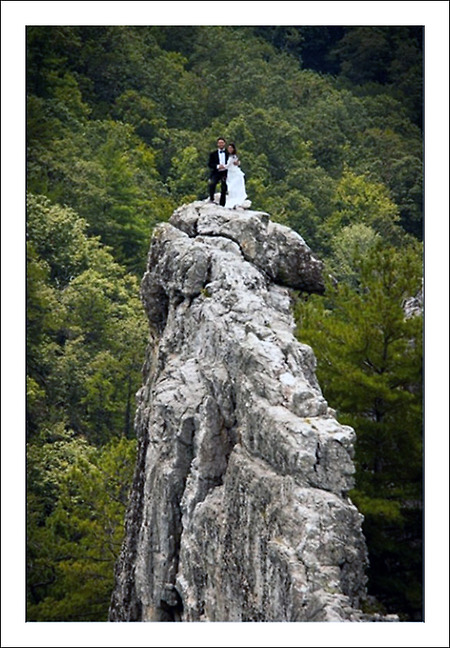 용감한 신혼부부 사진 - 암반 위 아찔한 결혼기념사진 찍은 용감한 신혼부부