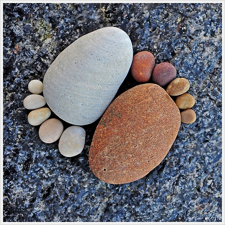 바닷가 예쁜 돌을 가지고 만든 돌 발자국(Stone Footprints)