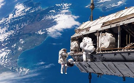 미 우주선 디스커버리호가 찍은 우주정거장 작업사진