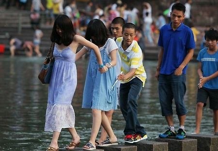 중국에서 젓가락으로 휴대폰을 소매치기 하는 장면