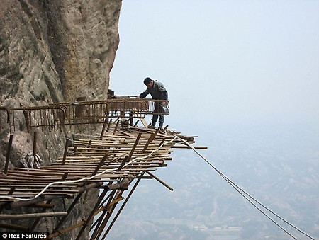 위험천만한 산 중턱의 절벽에다 관광길를 내는 중국 잔도공(棧道工)