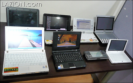 한 자리에 모인 여덟대의 미니노트북과 UMPC들