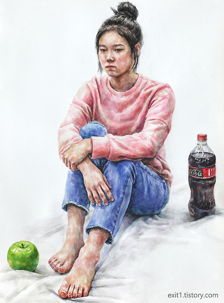 [인물·인체색체소묘 / 학생작] 분홍색 맨투맨티, 청바지를 입고 바닥에 앉은 여성과 콜라, 사과