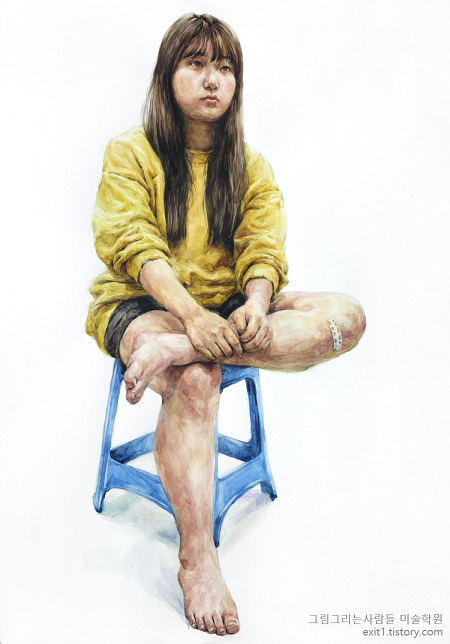 [인체·인물수채화] 노란색 맨투맨 티셔츠와 검은색 반바지를 입고 다리를 올린 여성