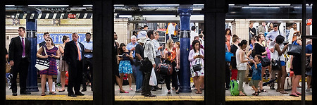 뉴욕 지하철역의 일상적인 모습을 담은 사진작가  나탄 드비르(Natan Dvir)