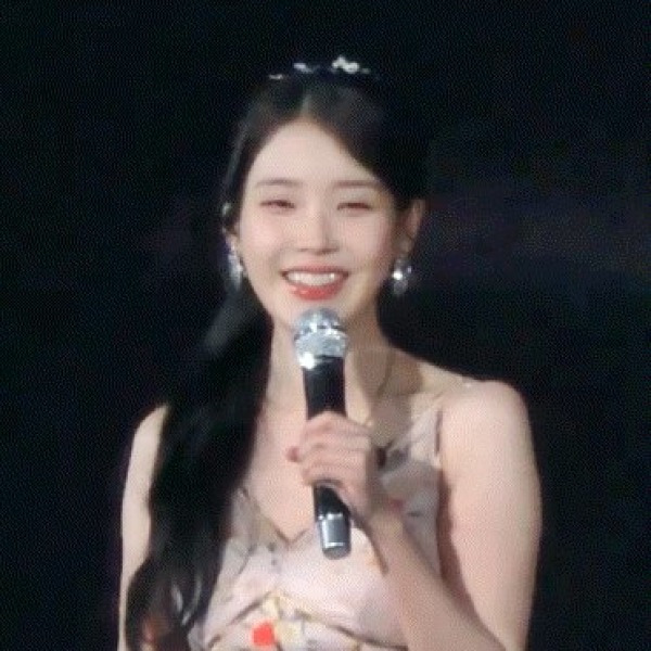 아이유 2024 월드투어 in 자카르타.gif