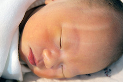 엄마 아빠와 방귀 튼 딸 아이, 신생아도 할 건 다 한답니다.