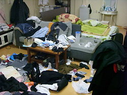 조금잘안치웠던 남자 직딩 자취생의 방입니다.