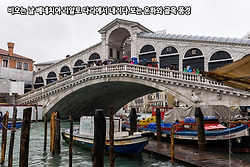 비오는 날 베네치아 리알토 다리에서 내려다 보는 운하와 골목길 풍경