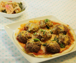 고기를 원없이 쓴 2가지 창작피자