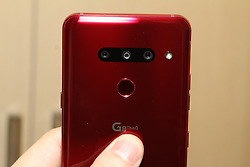 LG G8 ThinQ 카민 레드 컬러 카메라 돌출 없고 리비서홀 없는 세련된 디자인