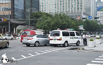 싸이렌 울리는 응급차량, 양보 말아야 하나?