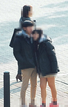 수업 중 ‘포옹·키스’도 예사... 모른채 해도 되나?