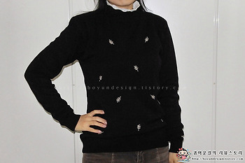 [롯데홈쇼핑]올리브데올리브 메이플자수 넥라인포인트 니트