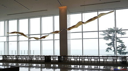 씨마크호텔 그리고 빛에 나부끼는 골든리본